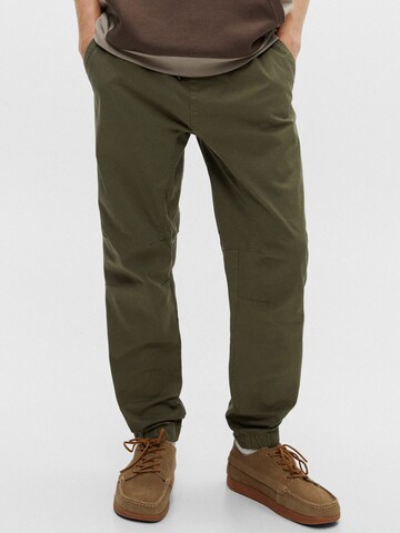 Pull&Bear Tapered Broek in Groen: voorkant