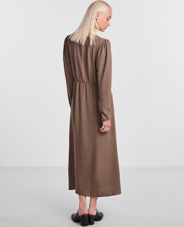 PIECES - Vestido 'FLORE' en marrón