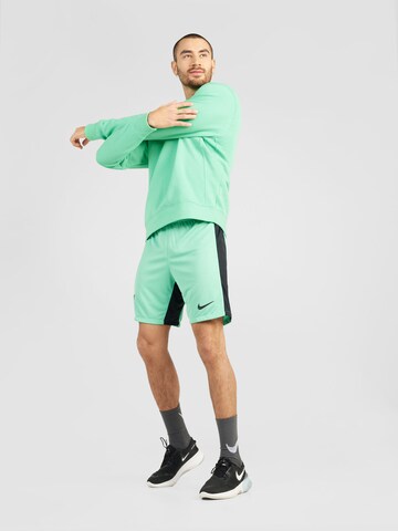 NIKE Regular Sportshorts in Grün