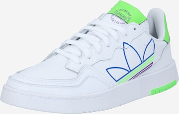 Baskets basses ADIDAS ORIGINALS en blanc : devant