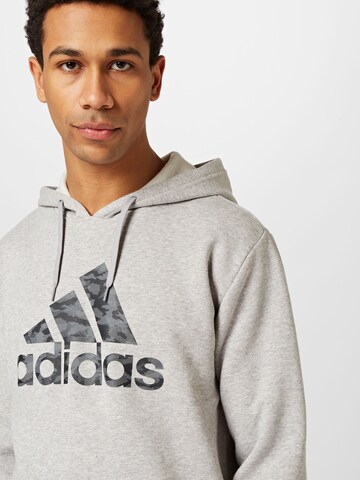 ADIDAS SPORTSWEAR - Sweatshirt de desporto 'Camo' em cinzento