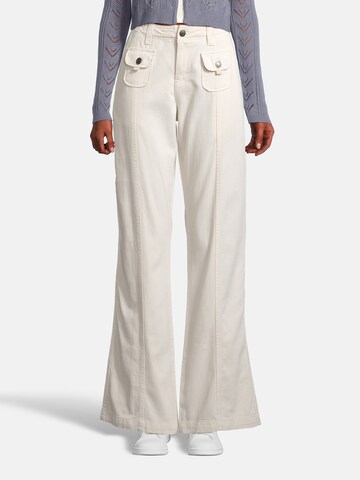 AÉROPOSTALE Rozkloszowany krój Spodnie w kolorze biały: przód