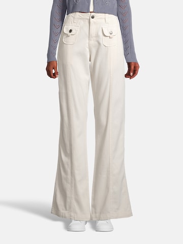 AÉROPOSTALE Flared Pants in White: front