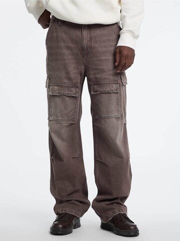 GUESS Loose fit Cargo Jeans in Brown: front