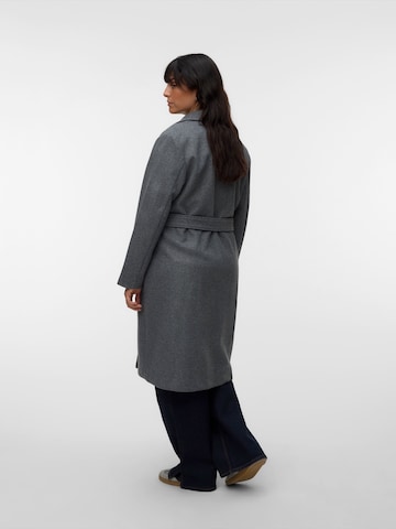 Vero Moda Curve Płaszcz przejściowy 'VMFortune Aya' w kolorze szary