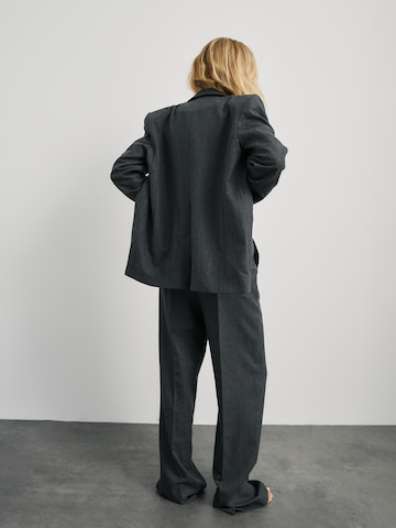 Blazer 'Caya' ABOUT YOU x Marie von Behrens en gris