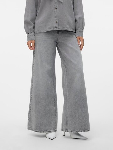 Loosefit Jeans '10317636' di VERO MODA in grigio