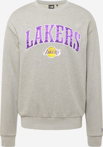 NEW ERA Sweatshirt 'LOSLAK' in Grau: predná strana