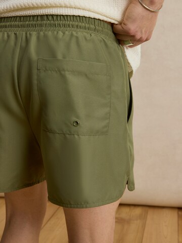 DAN FOX APPAREL Шорти за плуване 'Faris' в зелено