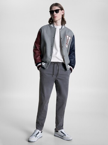 Effilé Pantalon chino TOMMY HILFIGER en gris