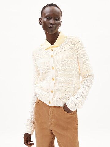 ARMEDANGELS Gebreid vest in Beige: voorkant