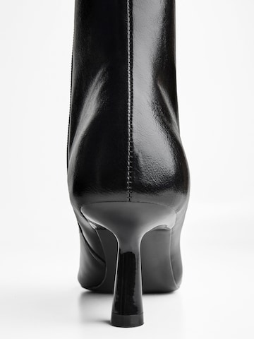 Bershka Stiefelette in Schwarz