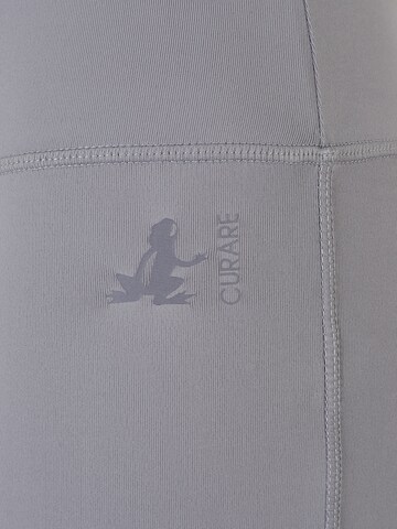 Skinny Pantaloni sportivi di CURARE Yogawear in grigio