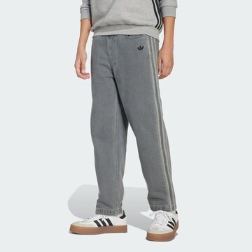 ADIDAS ORIGINALS Свободный крой Джинсы в Серый: спереди