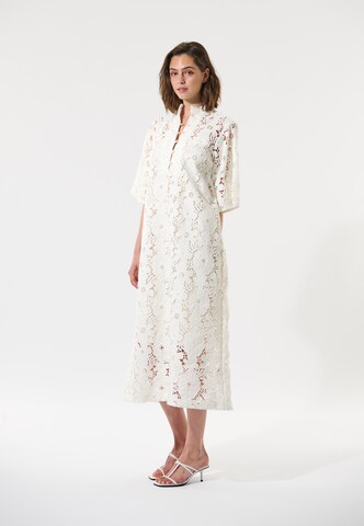 Rochie de la Dea Kudibal pe alb