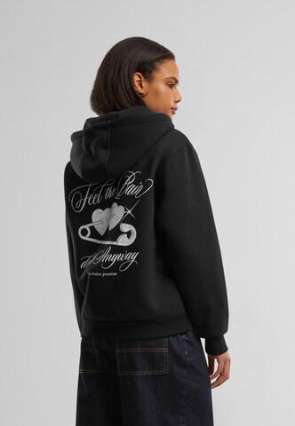 Miss Tee Sweatjacke 'Feel The Pain' in Schwarz: Vorderseite