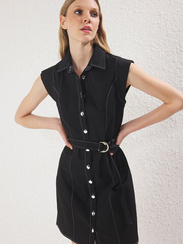 Trendyol - Vestido camisero en negro: frente
