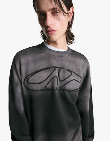 BershkaSweater majica - siva boja