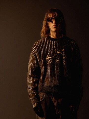 Pulover de la Bershka pe negru