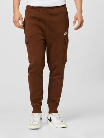 Effilé Pantalon cargo Nike Sportswear en marron : devant