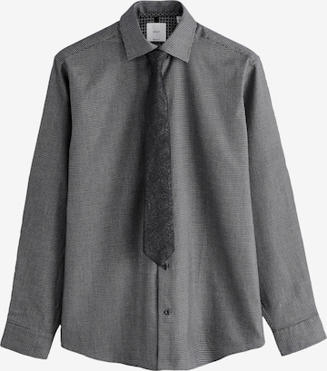 Next Regular Fit Set: Hemd und Krawatte in Grau: Vorderseite