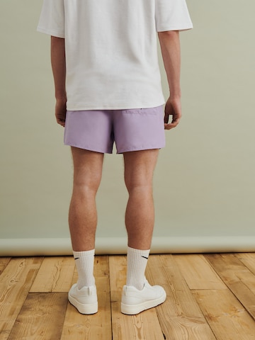 DAN FOX APPAREL regular Badeshorts 'Yigit' i lilla