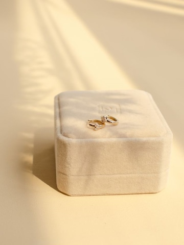Orecchini 'Amore Huggie' di Dear Me in oro