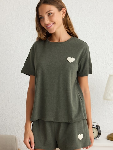 Trendyol Shorty in Grün: Vorderseite