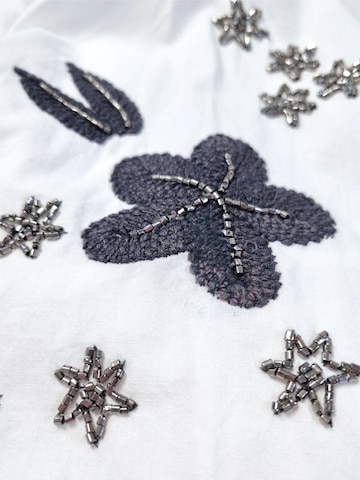 Chemisier 'Damenbluse mit Stickerei Blumen aus reiner Baumwolle - GesaC' LIKS. Munich en blanc