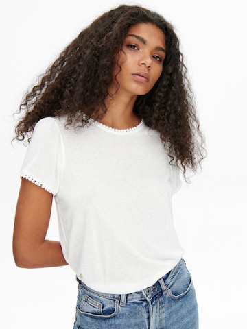 ONLY - Camiseta 'Ariana' en blanco