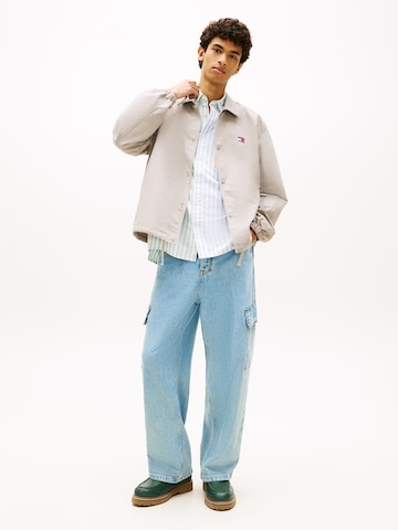 Tommy Jeans Демисезонная куртка в Серый