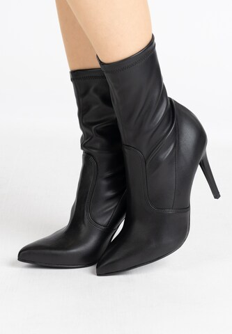 faina Ankle Boots in Black