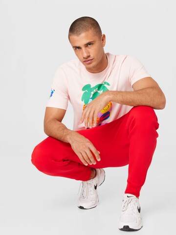 Tapered Pantaloni 'Tech Fleece' di Nike Sportswear in rosso