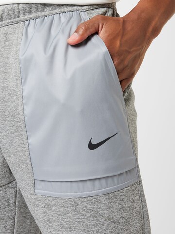 NIKE Tapered Sportsbukser i grå