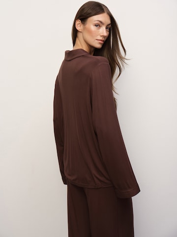 RÆRE by Lorena Rae Πιτζάμα 'Maxima' σε καφέ