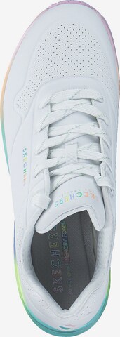 Baskets basses SKECHERS en blanc