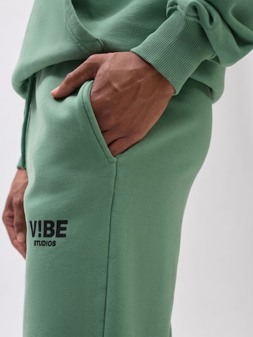 V!BE STUD!OS - Tapered Pantalón en verde
