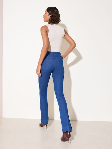 Friends Like These Flared Jeans in Blau