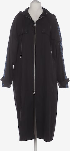 MCM Mantel M in Schwarz: Vorderseite