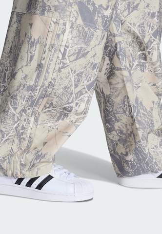 ADIDAS ORIGINALS - Loosefit Pantalón cargo en gris