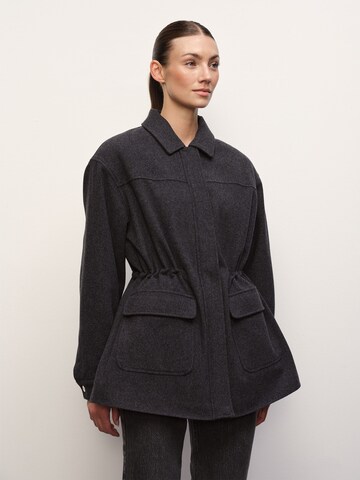 RÆRE by Lorena Rae - Casaco meia-estação em cinzento: frente