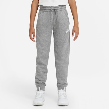 Tapered Pantaloni de la Nike Sportswear pe gri: față