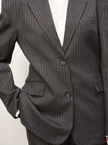 RÆRE by Lorena Rae Blazer 'Jovana' in Grau