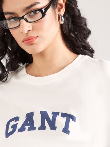 Tricou de la GANT pe alb