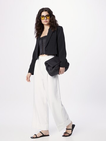 Gina Tricot Szeroka nogawka Spodnie w kant 'Mille' w kolorze biały
