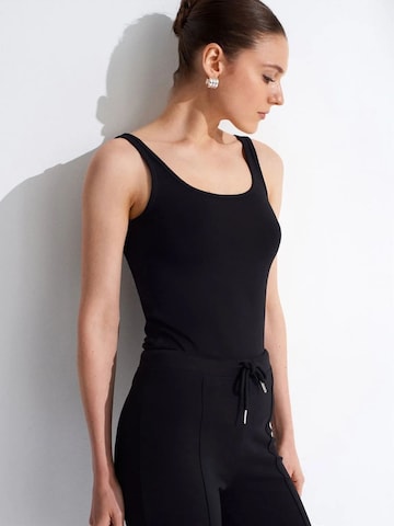 Top di Dilvin in nero