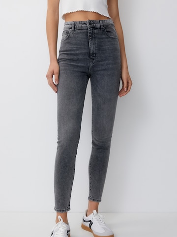 Skinny Jeans de la Pull&Bear pe gri: față