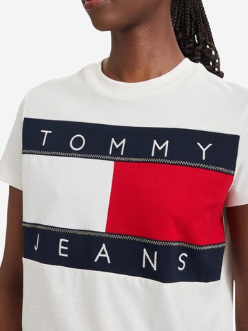 Maglietta 'DW0DW22818' di Tommy Jeans in bianco