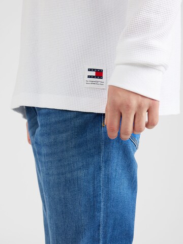 Tricou de la Tommy Jeans pe alb