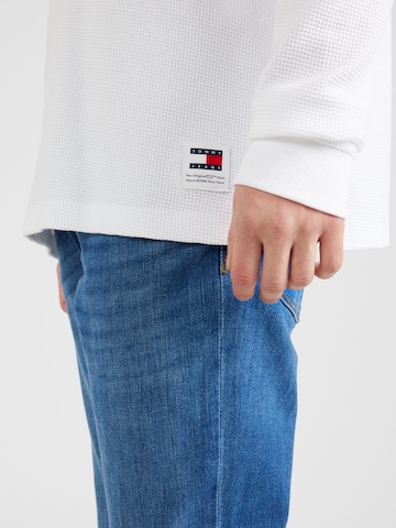 Tricou de la Tommy Jeans pe alb